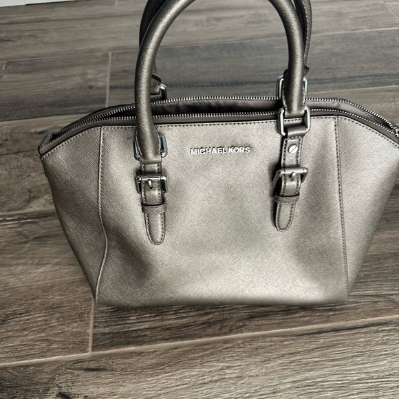 Authentic Michael Kors Satchel - Picture 2 of 9